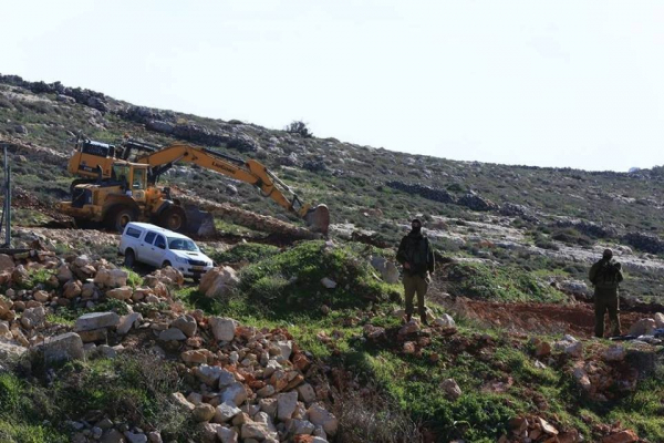 مستوطنون يجرّفون عدّة دونمات في مدينتي نابلس وأريحا